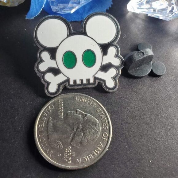 Disney Mickey Mouse Icon Trading Pin Pirate Skull Crossbones Lapel Pin Brooch - Picture 2 of 5